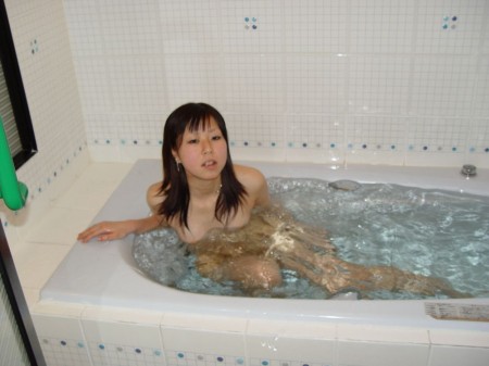 バスタブにノンビリ浸かる素人娘。一緒に入りたい