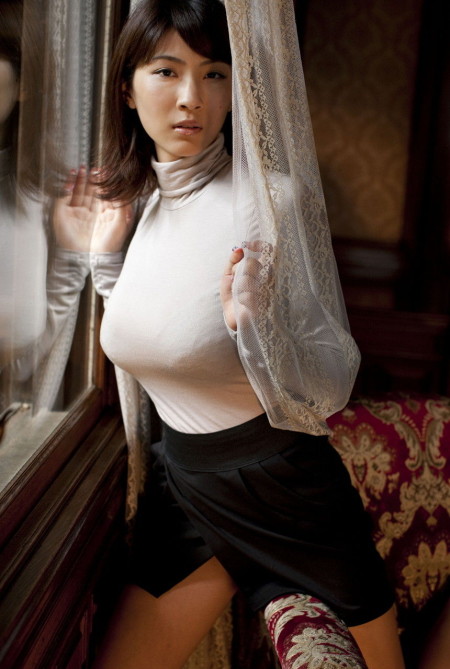 服を着ていても、このくらい大きな巨乳なら隠せませんね
