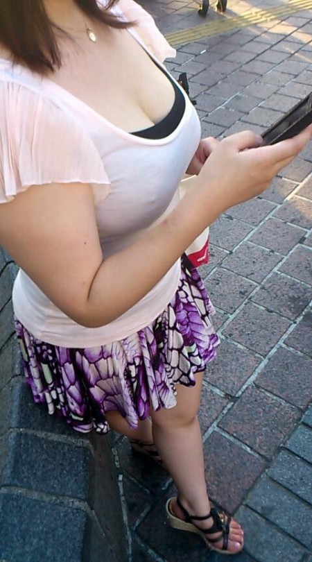 携帯に夢中の巨乳娘