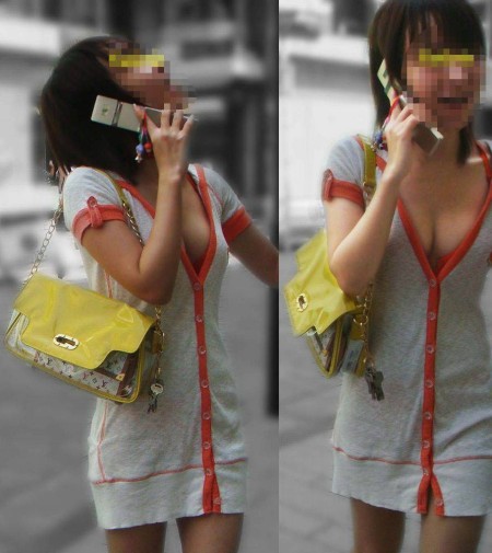 おっぱいの谷間が丸見え。すごい服だなぁ