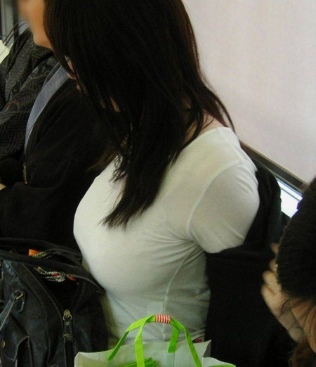 電車で上着を脱いだら、巨乳がボィ~ン!