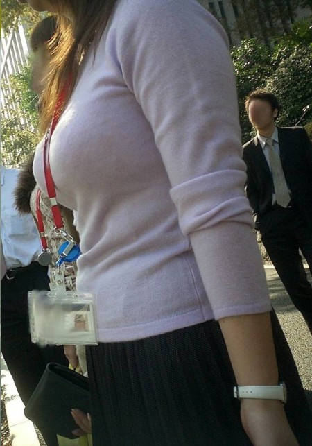 後ろから手を回して揉みまくりたい