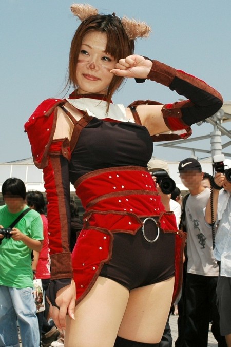 ブルマっぽいパンツから、マンスジが見えてるような?