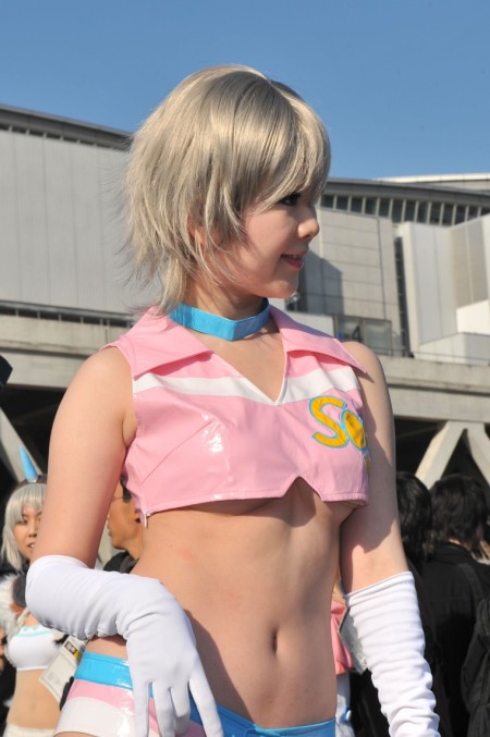 衣装が短すぎて、下乳が出ちゃってます