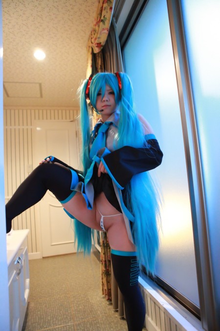 初音ミクのスカートを捲ると、Tフロントのパンツだった