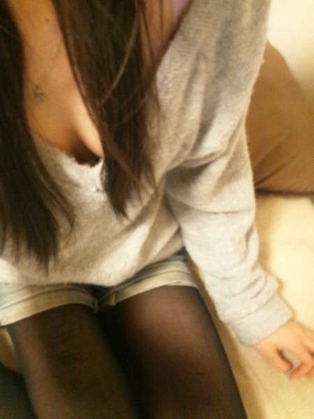 ロングの髪と、おっぱいの谷間がエロい