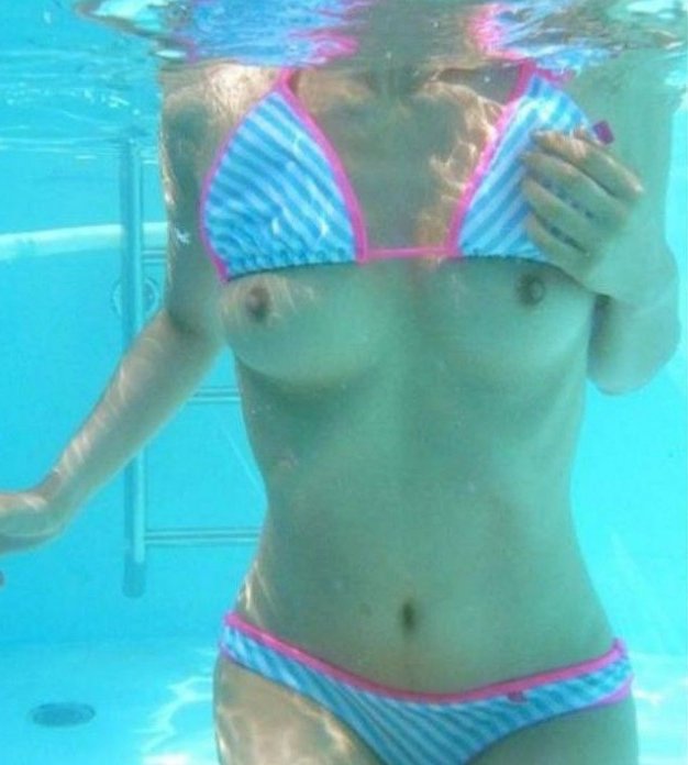 水中で水着を脱いで、裸になっちゃう女性たち