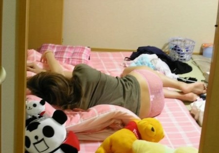 Tシャツにパンツという格好で、ベッドに寝転がる娘