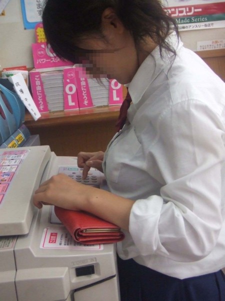 コピー機の上に乗ってしまいそうな、着衣巨乳