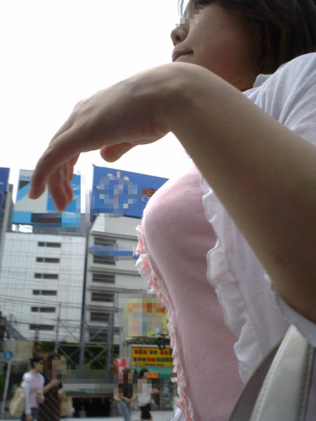 おっぱいが真横に突き出す、着衣巨乳