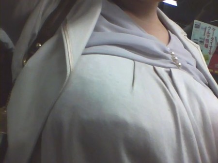 乳首らしき突起もエロい、着衣巨乳の娘
