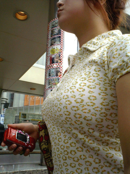 街を颯爽と歩く、着衣巨乳の娘