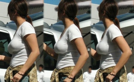巨乳の形が、服からクッキリ浮き出てます