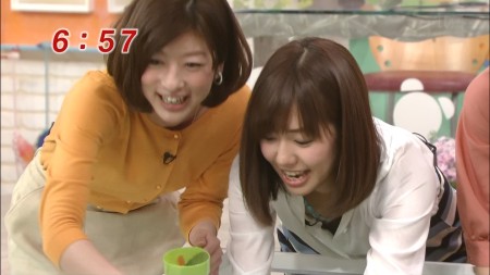 胸チラしちゃった山崎アナ。緑色のはブラかな?