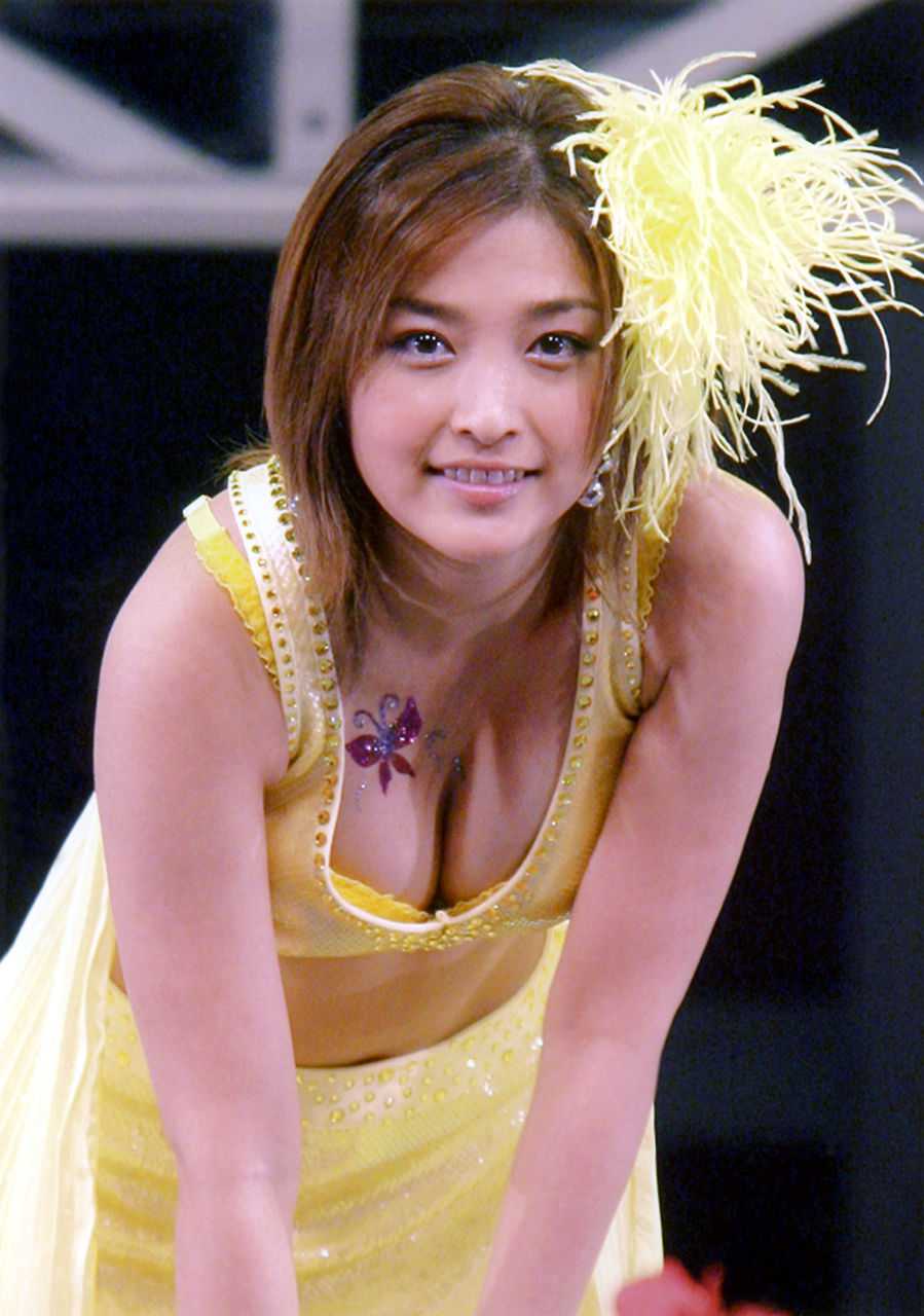 石川 梨華 巨乳