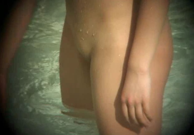 温泉に入っている女性の濡れた肌がエロい (9)