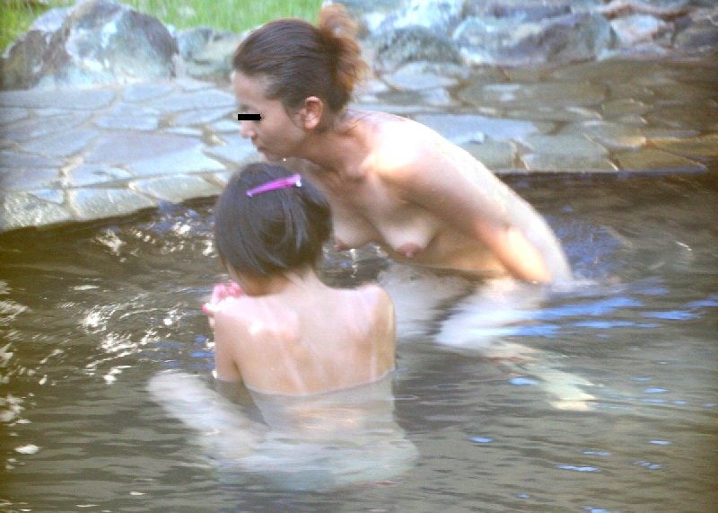 温泉に入っている素っ裸の女性 (9)