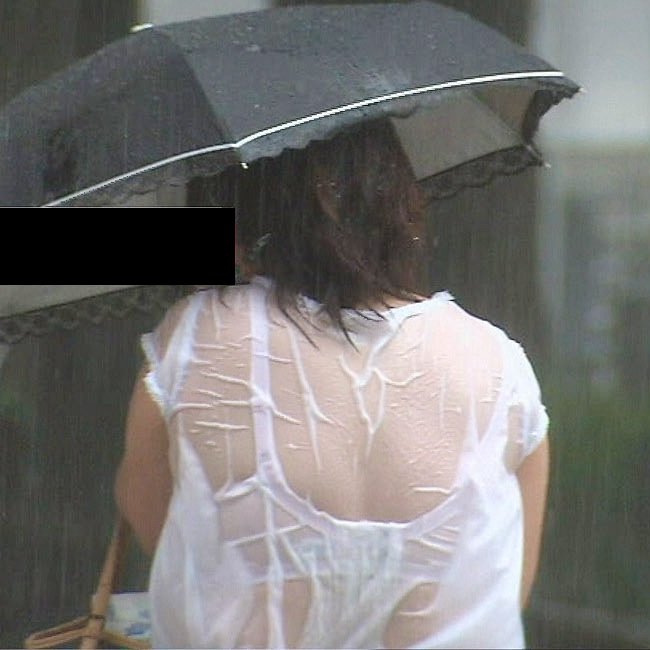 服が濡れて下着が透けて見えてる女の子 (1)