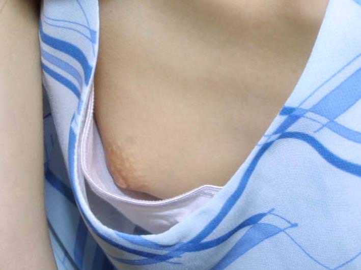 小さな乳房ほど乳頭が覗きやすい (5)