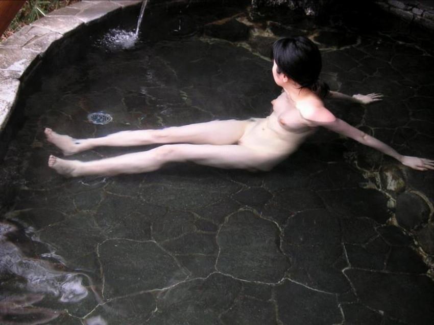 温泉に昼間から入浴していたら、しっかり覗かれちゃった (14)