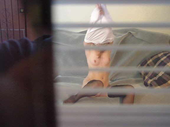 民家の部屋で裸になってる女の子が丸見え (7)