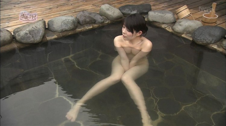 露天風呂にバスタオル姿で入浴 (5)