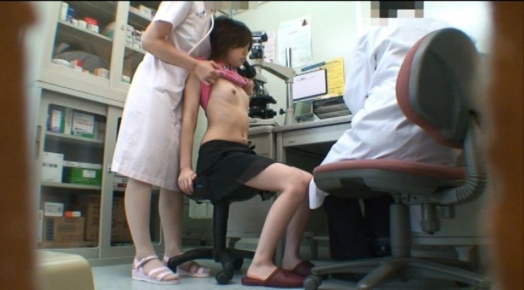 健康診断で胸を露出している女の子 (8)
