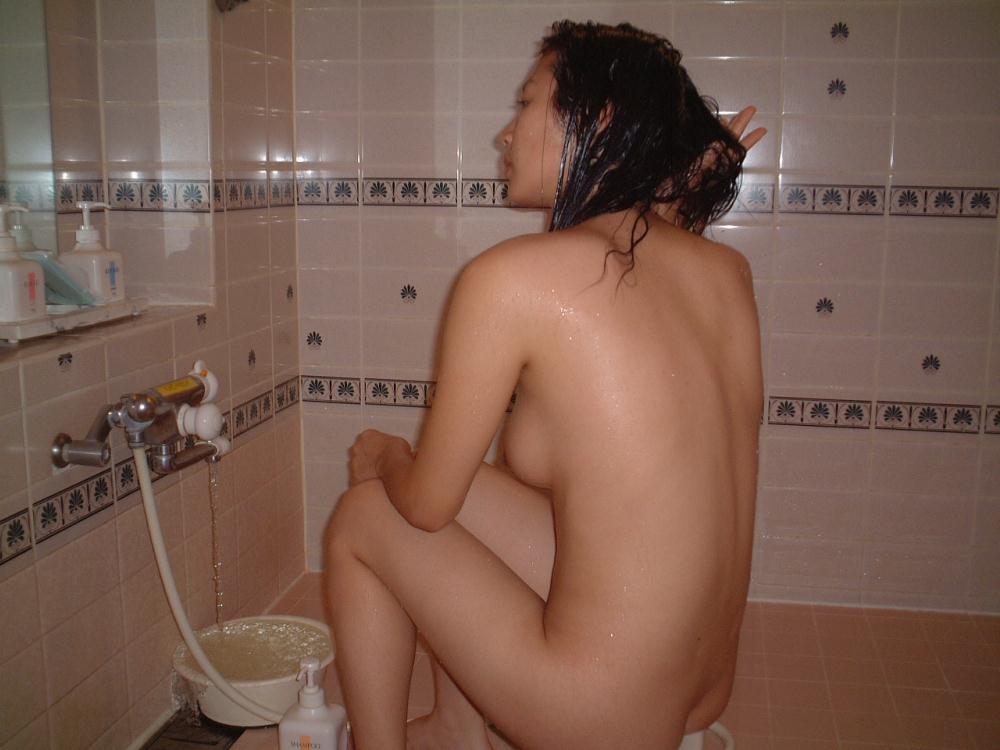 お風呂に入ってる恋人を全裸のまま撮影 (2)