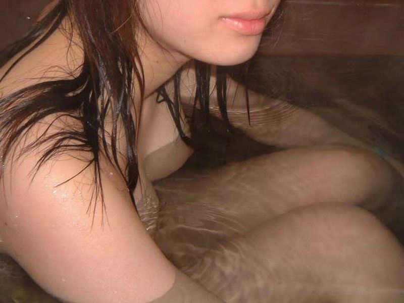 お風呂に入ってる恋人を全裸のまま撮影 (3)