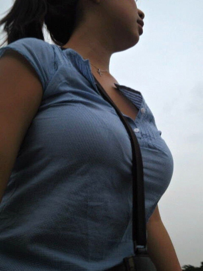 デカい乳房にカバンのベルトが食い込んでる女の子 (7)