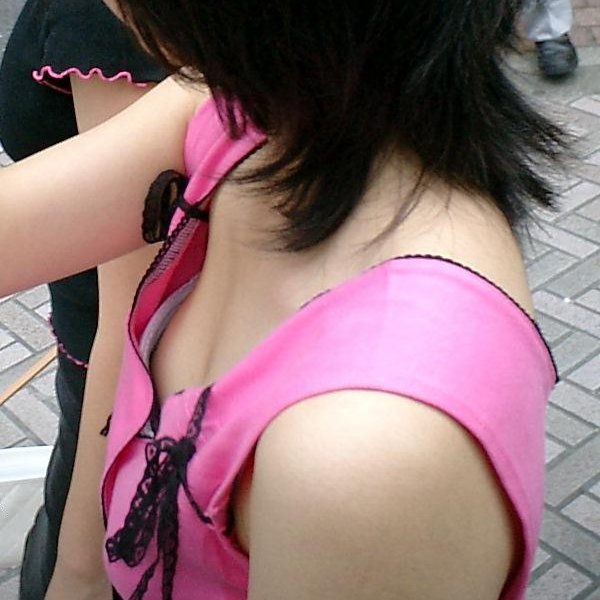 下着や乳房が見えてる女の子を街撮り (1)