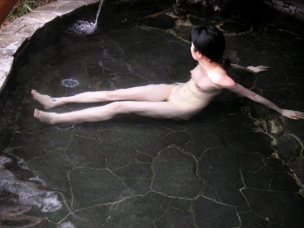 素っ裸になってる女湯の素人さん (14)