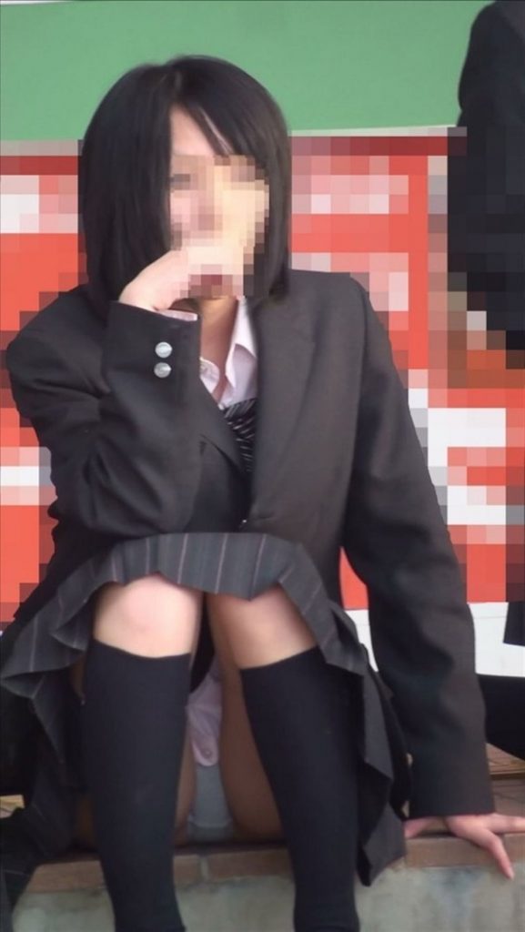 女子高生も短いスカートから下着が丸見え (4)