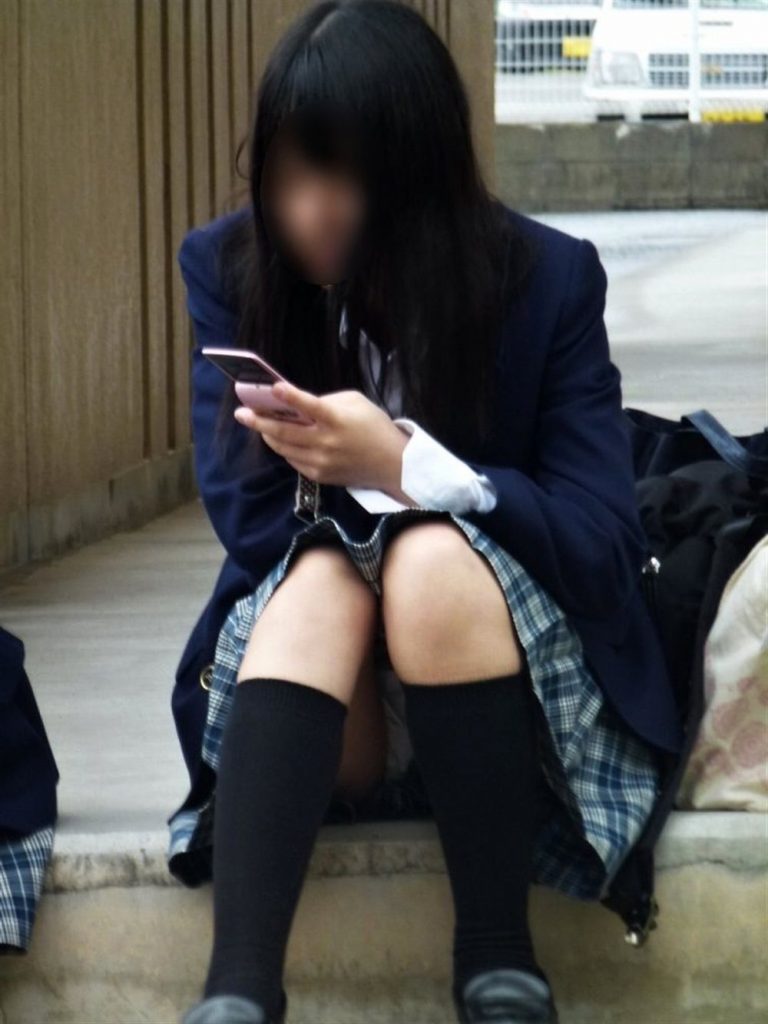 女子高生も短いスカートから下着が丸見え (12)