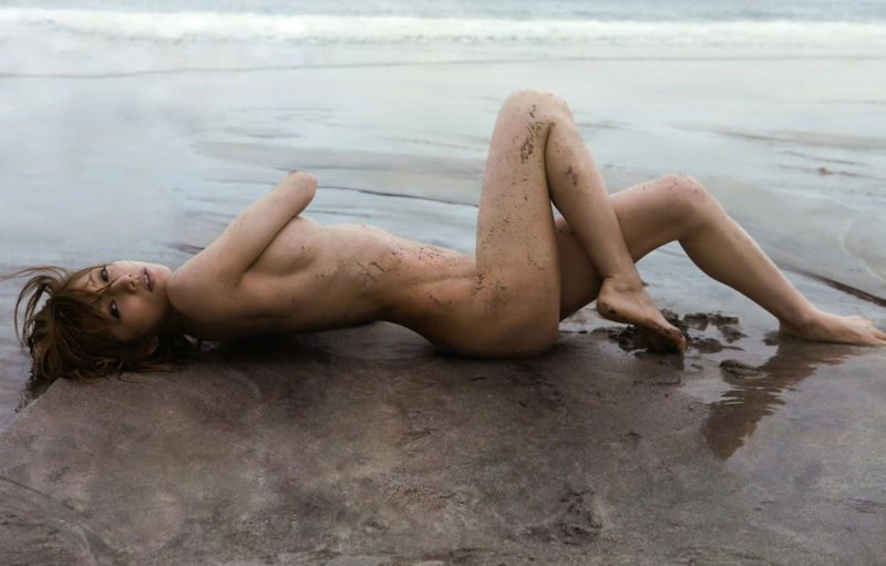 海辺で全裸になる女の子たち (8)