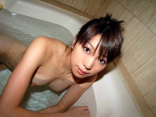 入浴中の素っ裸の美少女がエロい (16)