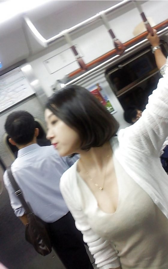 電車で出会った着衣巨乳の素人さん (12)