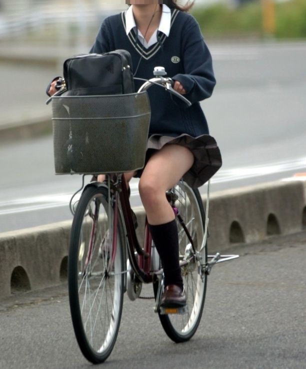 パンツが丸見えになってる自転車に乗った女の子 (15)
