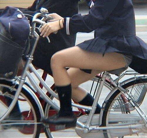 パンツが丸見えになってる自転車に乗った女の子 (6)