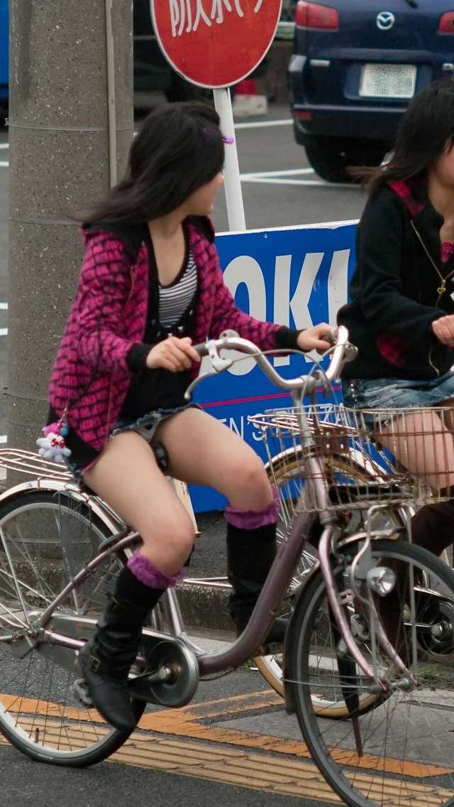 パンツが丸見えになってる自転車に乗った女の子 (9)
