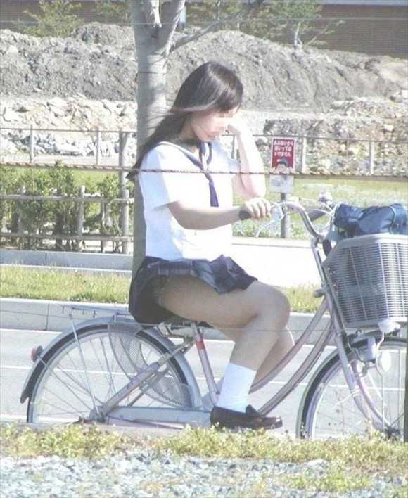 パンツが丸見えになってる自転車に乗った女の子 (2)