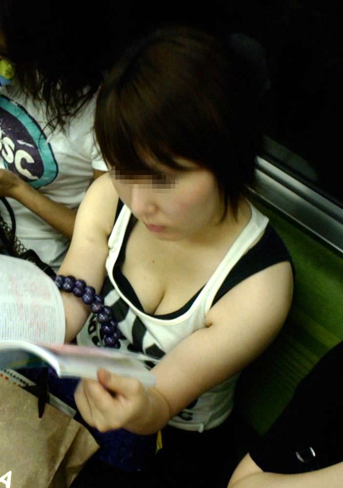 電車内で発見した胸チラ女性たち (6)