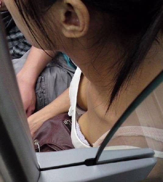 電車内で発見した胸チラ女性たち (11)