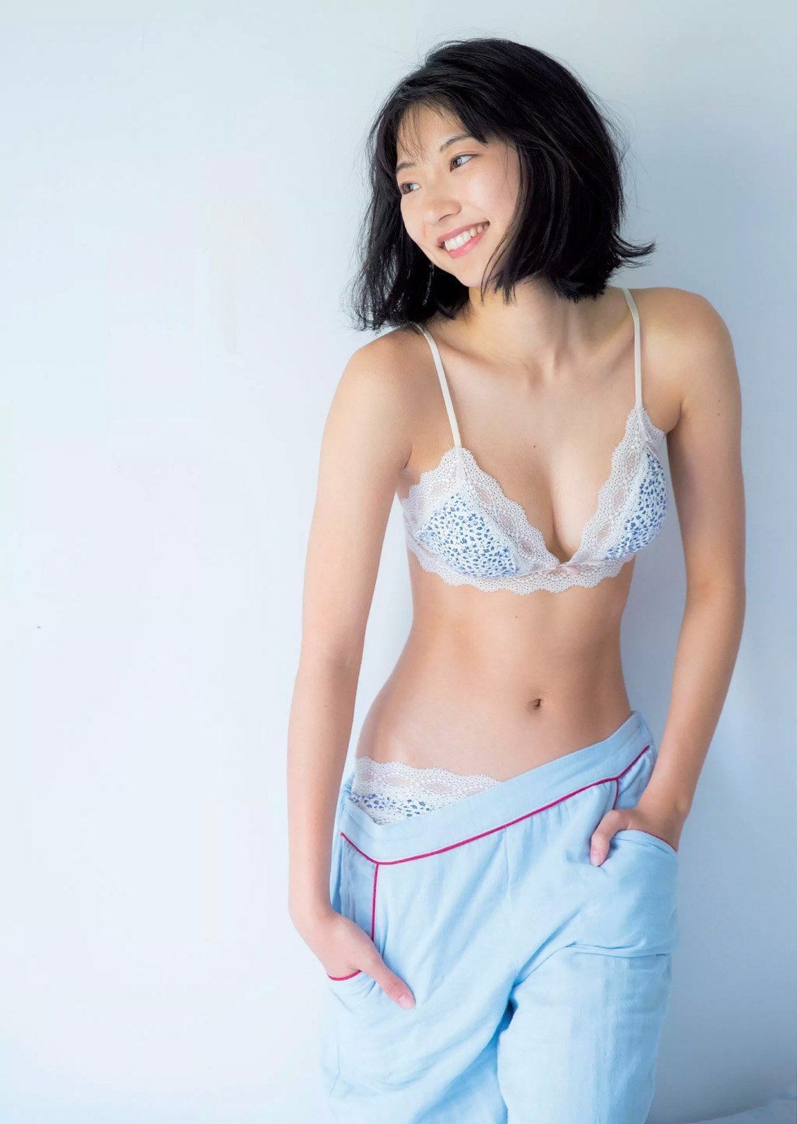 華奢なボディで猫っぽい顔の可愛い女優、武田玲奈 (20)