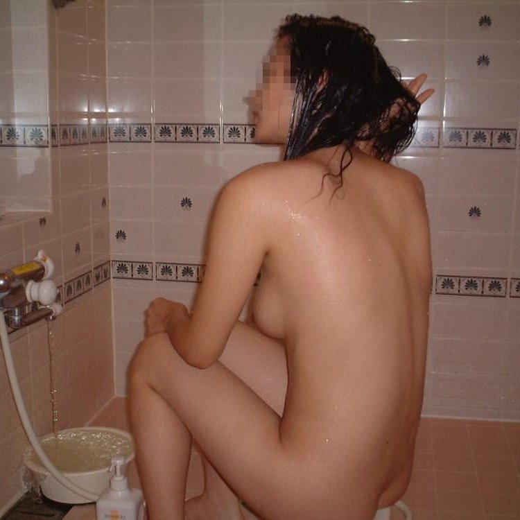 風呂に入っている全裸の素人女性 (1)