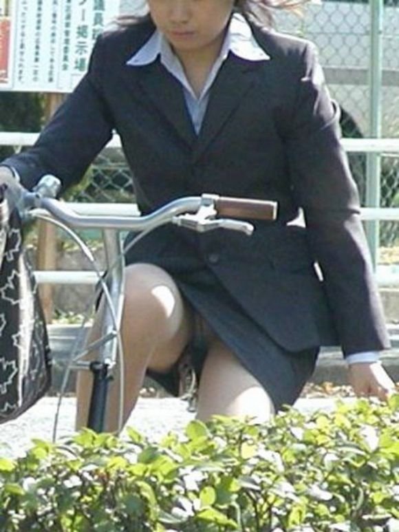 自転車に乗ったOLさんのパンツ (6)