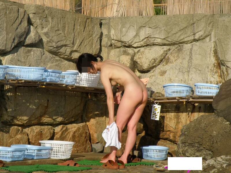 露天風呂にいた素っ裸の女性たち (8)