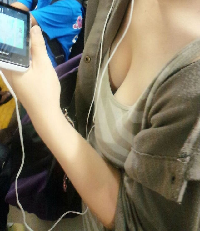 電車で見かけた胸チラ女性 (5)