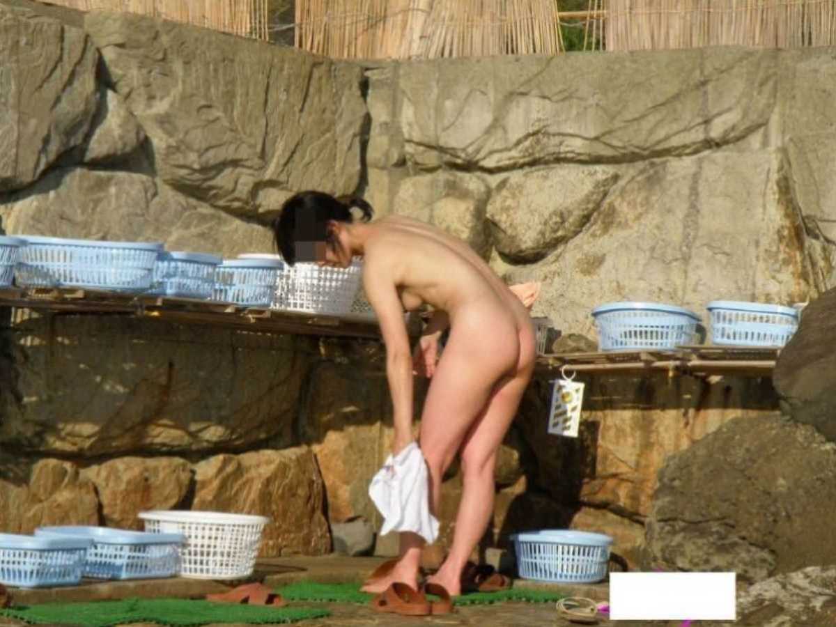 露天風呂に入浴中の素っ裸な女の子 (4)