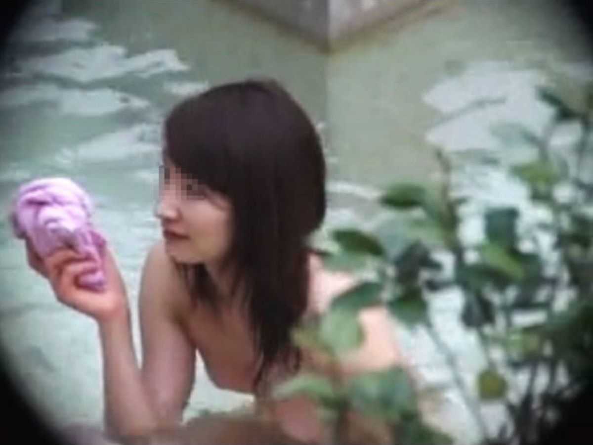 露天風呂に入浴中の素っ裸な女の子 (9)